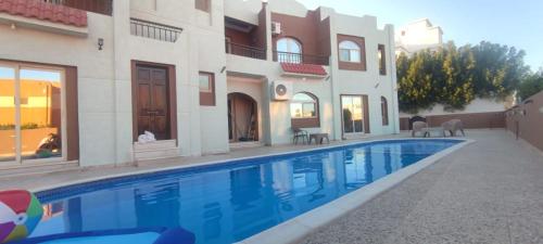 Villa con piscina frente a una casa en شرم الشيخ en Alexandría