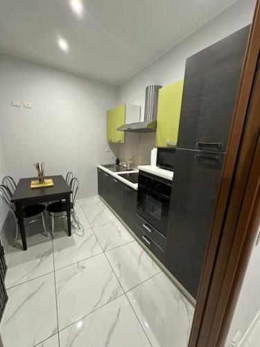 una cucina con frigorifero nero e tavolo di Mokai Torino Centro a Torino