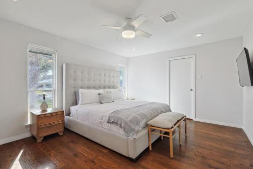 ダラスにあるDallas Retreatの白いベッドルーム(ベッド1台、天井ファン付)