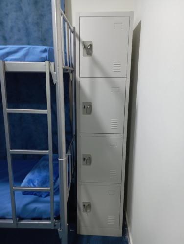 um quarto com um beliche e uma escada e um beliche foram colocados em Hostel Friends Dubai no Dubai