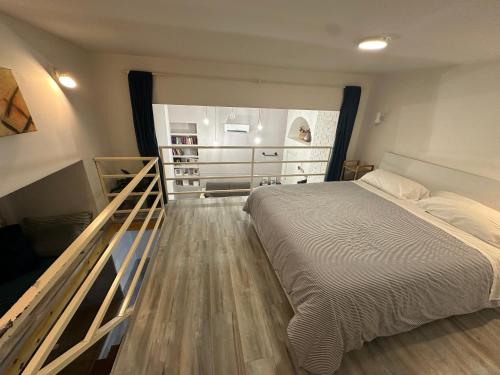 拿坡里的住宿－La Maisonette at DUOMO，一间卧室设有一张床和一个大窗户