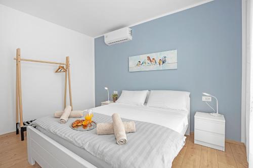 sypialnia z białym łóżkiem i ręcznikami w obiekcie Apartment Delton w Fažanie