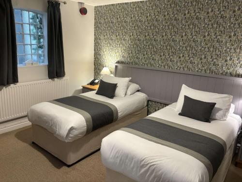 una habitación de hotel con 2 camas en una habitación en Best Western Valley Hotel, en Ironbridge