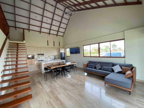 sala de estar con sofá azul y mesa en Imperia Chincha® Casa de Playa y Campo con Piscina, en San Pablo