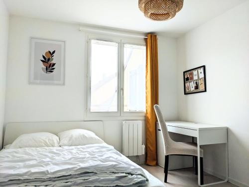 une chambre avec un lit, un bureau et une fenêtre dans l'établissement Chambre cosy en colocation dans une maison, à Champs-sur-Marne