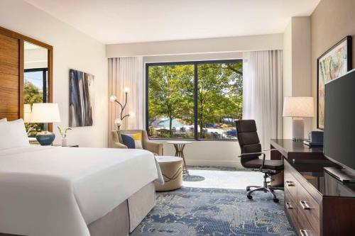 Televisyen dan/atau pusat hiburan di The Woodlands Resort, Curio Collection by Hilton