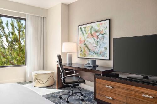 Televisyen dan/atau pusat hiburan di The Woodlands Resort, Curio Collection by Hilton