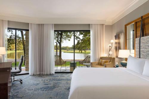 Katil atau katil-katil dalam bilik di The Woodlands Resort, Curio Collection by Hilton