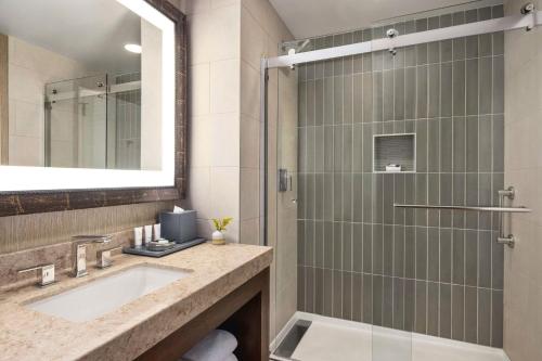 Bilik mandi di The Woodlands Resort, Curio Collection by Hilton