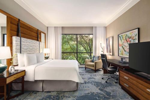 Televisyen dan/atau pusat hiburan di The Woodlands Resort, Curio Collection by Hilton