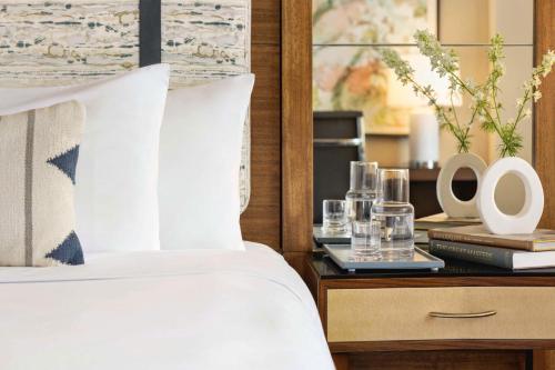 Katil atau katil-katil dalam bilik di The Woodlands Resort, Curio Collection by Hilton