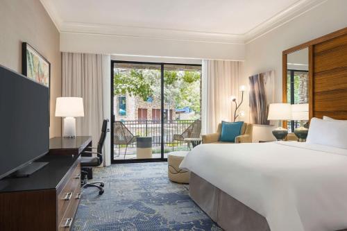 Katil atau katil-katil dalam bilik di The Woodlands Resort, Curio Collection by Hilton