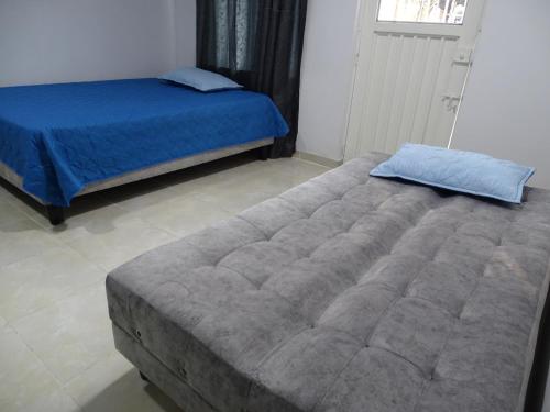 a bedroom with two beds and a blue mattress at Apartamento en el sur de Cali in Cali