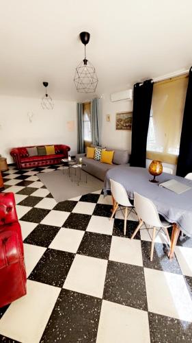 un salon avec un sol en damier dans l'établissement appartement L'OLIVIER, à Arles