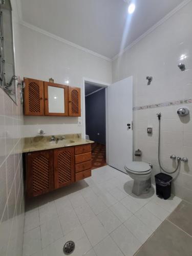 瓜魯柳斯的住宿－Villa Fátima Hostel GRU，一间带卫生间和水槽的浴室