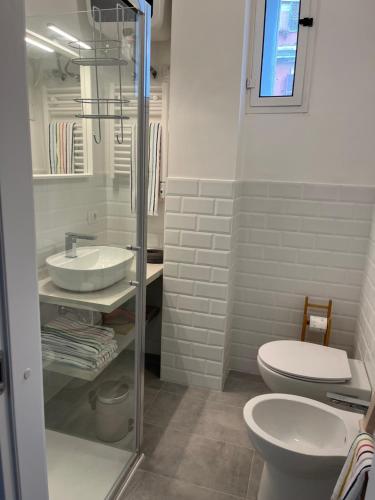 La casa di Monica appartamento Ostiense Roma في روما: حمام مع مرحاض ومغسلة