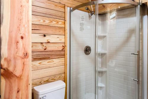 uma casa de banho com um chuveiro e um WC. em A is for A-Frame em Dandridge