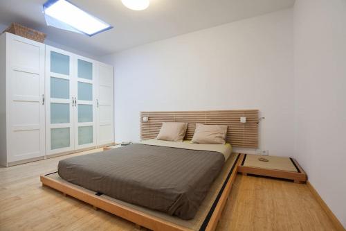 een slaapkamer met een groot bed in een witte kamer bij Casa Azahar in Níjar