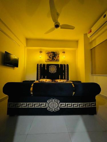 een bed in een kamer met een plafond bij The Iconic 1BHK, Gulber Greens Islmabad in Rawalpindi
