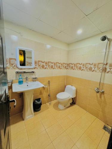 een badkamer met een toilet, een wastafel en een douche bij The Iconic 1BHK, Gulber Greens Islmabad in Rawalpindi