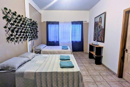 sypialnia z 2 łóżkami w pokoju w obiekcie The Guamacaya House w mieście Copán