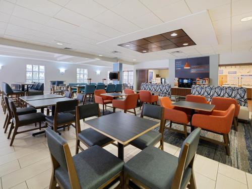 un comedor con mesas y sillas en Holiday Inn Express Hotel & Suites Ft. Lauderdale-Plantation by IHG, en Plantation
