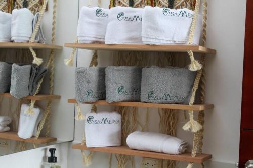 un mucchio di asciugamani su una mensola in bagno di CASA MERAK - Inspira tu vida a Oiba
