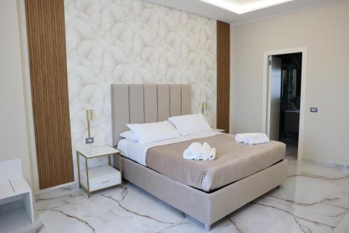 una camera da letto con un letto e due asciugamani di Napoli Central Suites a Napoli