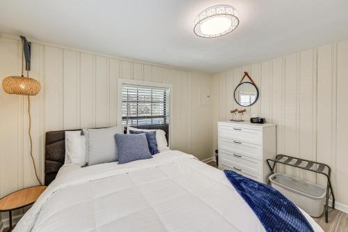 Ένα ή περισσότερα κρεβάτια σε δωμάτιο στο Waterfront Home on Lake Hamilton with Dock and 2 Decks