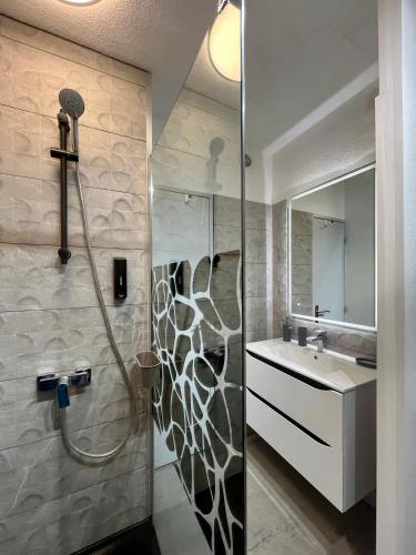 une salle de bain avec douche et lavabo dans l'établissement Residence PORT NATURE by 8-HOMES vue Port, au Cap d'Agde