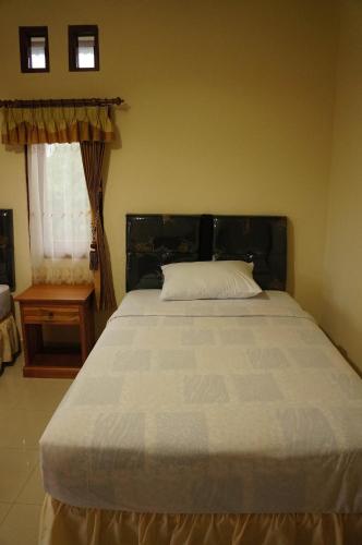 Кровать или кровати в номере Rinjani Family Homestay