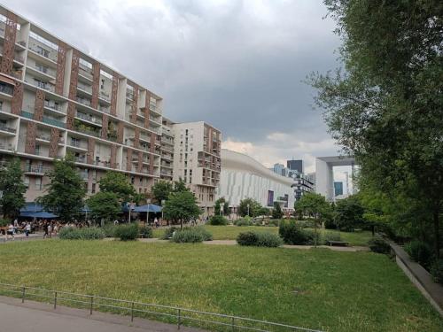 a park in front of a large building at PARIS La Défense Appt 3 Pièces in Nanterre