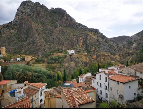 a view of a village with a mountain in the background at Apartamento las huellas in Arnedillo