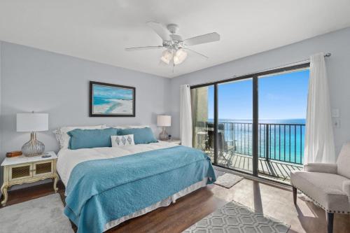 1 dormitorio con 1 cama y balcón en Commodore 1308 Free Beach Chairs With Your Rental, en Panama City Beach
