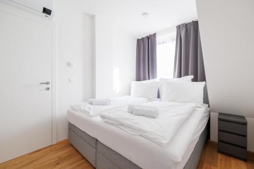 SYMPHONY Apartments 38 - Modern Loft with Terrace and Grill in Central Location