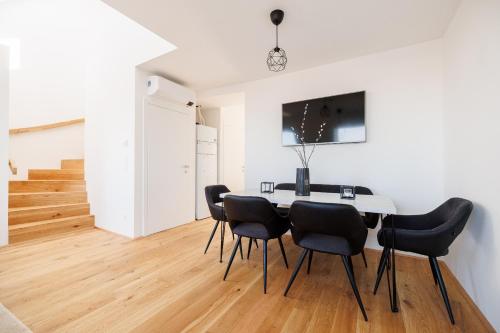 SYMPHONY Apartments 38 - Modern Loft with Terrace and Grill in Central Location