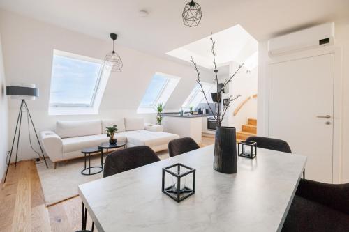 SYMPHONY Apartments 38 - Modern Loft with Terrace and Grill in Central Location