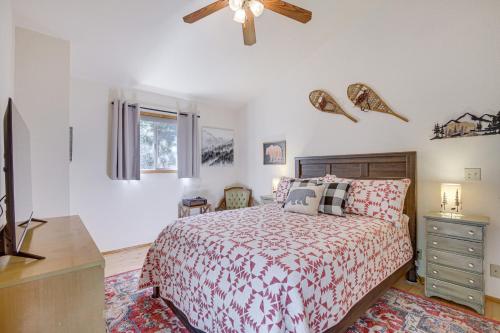 Ένα ή περισσότερα κρεβάτια σε δωμάτιο στο Woodsy Lake Arrowhead Cabin with Fire Pit Table