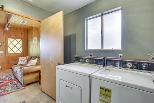 Φωτογραφία από το άλμπουμ του Woodsy Lake Arrowhead Cabin with Fire Pit Table σε Lake Arrowhead