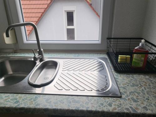 L8 Street Besigheim Ludwigshafen - Mitarbeiterwohnung zum Bestpreis في بيزيغهايم: حوض في مطبخ مع نافذة