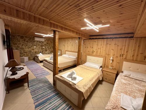 - une chambre avec 2 lits dans l'établissement "Mani Guest House", à Gjirokastër