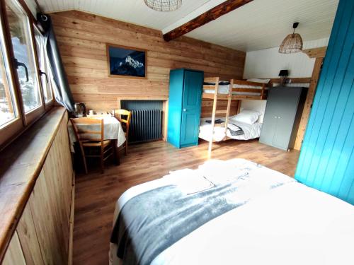 - une chambre avec un lit et une chambre avec une table dans l'établissement Maison 10 personnes vue montagne, à Vallouise