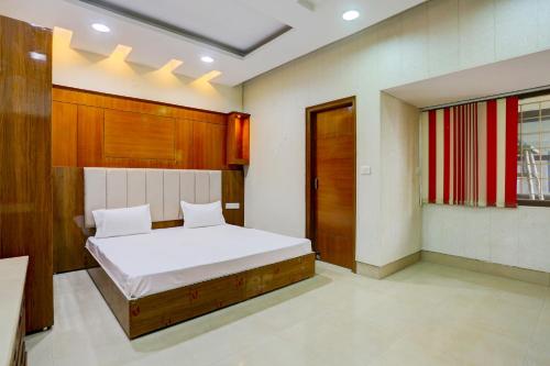 1 dormitorio con cama y ventana en OYO R-1 Galaxy Guest House en Ludhiana