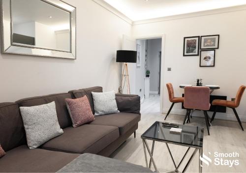 ein Wohnzimmer mit einem Sofa und einem Tisch in der Unterkunft Luxury 1 Bed City Centre Apt Long Term Discounts in Preston