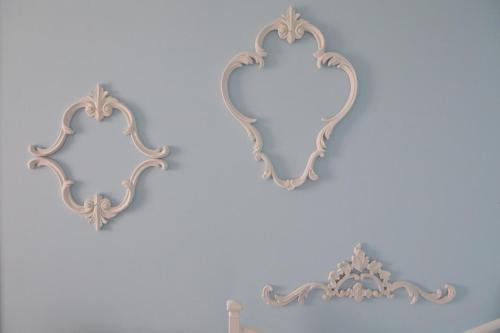 un par de espejos colgando de una pared blanca en SALGE b&b RESIDENZA DI CHARME, en Colonnella