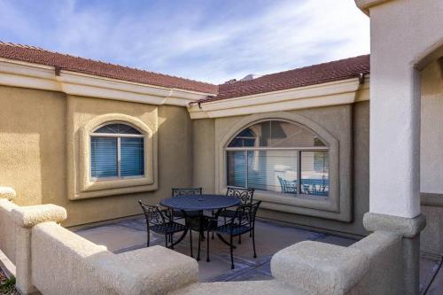 NEW Luxury Home Pool Spa Game Room Viewsにあるバルコニーまたはテラス