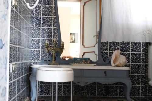 a bathroom with a sink and a toilet and a mirror at SALGE b&b RESIDENZA DI CHARME in Colonnella