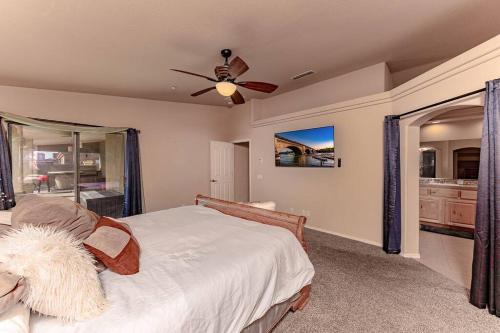 レイクハバスシティにあるNEW Luxury Home Pool Spa Game Room Viewsのベッドルーム1室(ベッド1台、シーリングファン付)