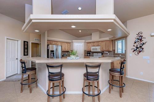 NEW Luxury Home Pool Spa Game Room Viewsにあるキッチンまたは簡易キッチン