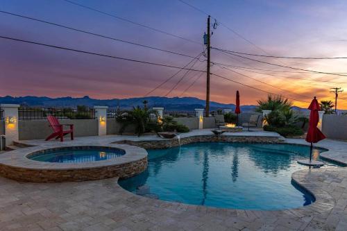 レイクハバスシティにあるNEW Luxury Home Pool Spa Game Room Viewsの夕日を背景にしたプール